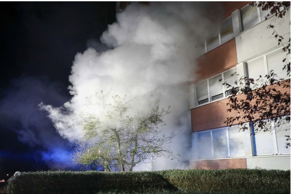 Das Feuer brach in der Nacht im Kellerbereich aus.