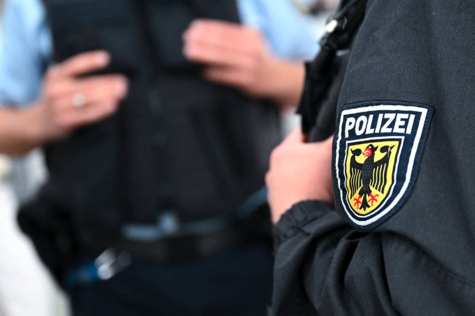 Zum sicheren Abtransport der illegalen Feuerwerkskörper mussten sogar Spezialisten der Bundespolizei anrücken. (Symbolfoto)