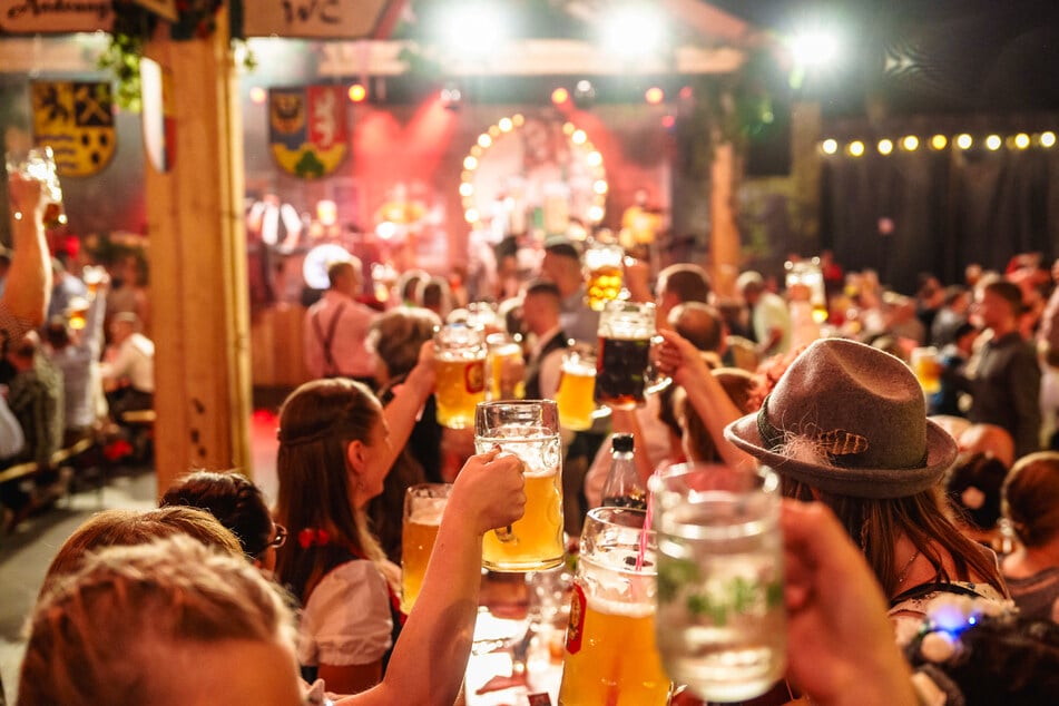 Maßkrug hoch und Stimmung pur ab Donnerstag (25.9.) beim Pichmännel-Oktoberfest in Dresden.
