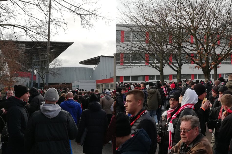 Vor den Stadiontoren sammeln sich die Fans.