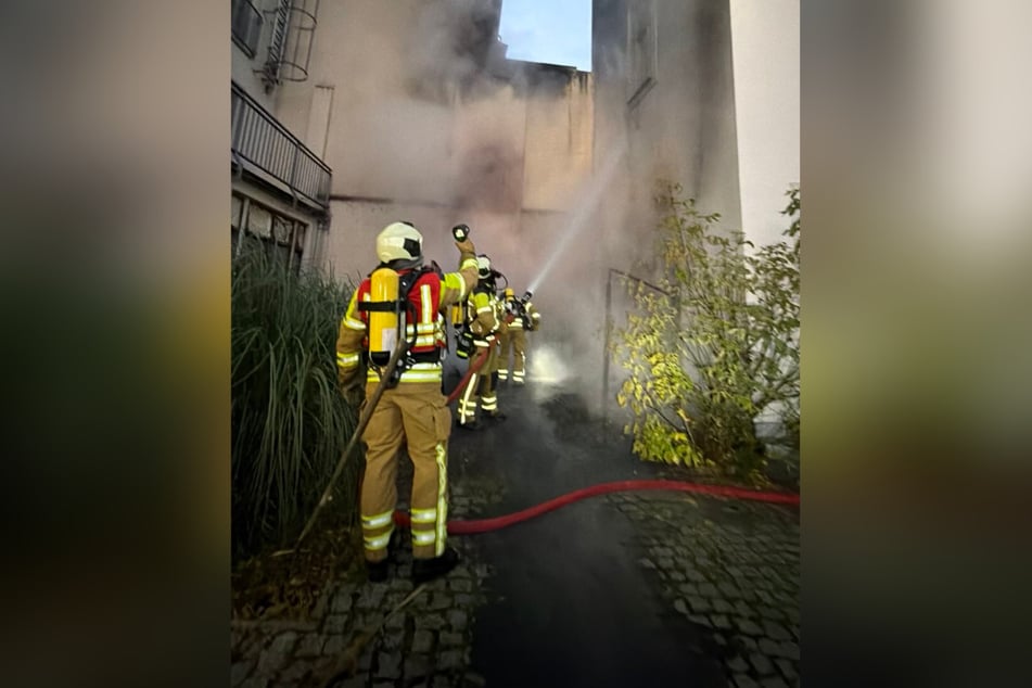 Nach kurzer Zeit waren die Löscharbeiten beendet. Zur weiteren Kontrolle kam eine Wärmebildkamera zum Einsatz.