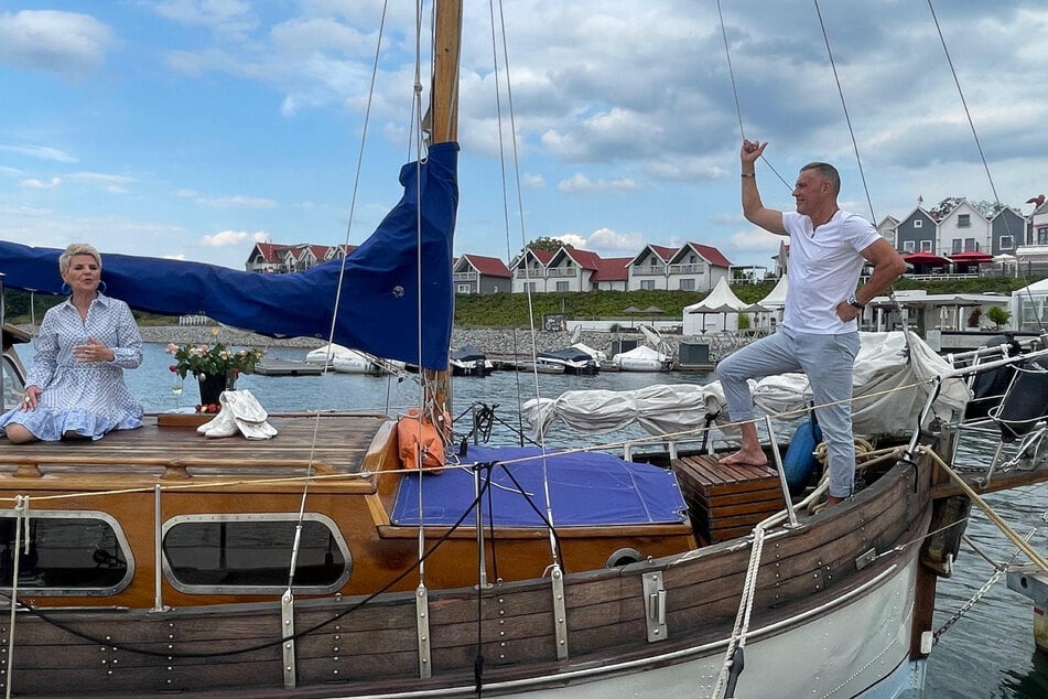Linda Feller und ihr Mann Andreas (62) beim Dreh auf dem Segelboot.