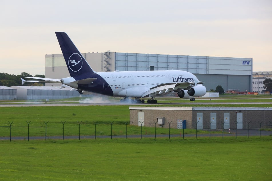 Das Lufthansa-Flugzeug wird in den Elbe Flugzeugwerken gewartet.