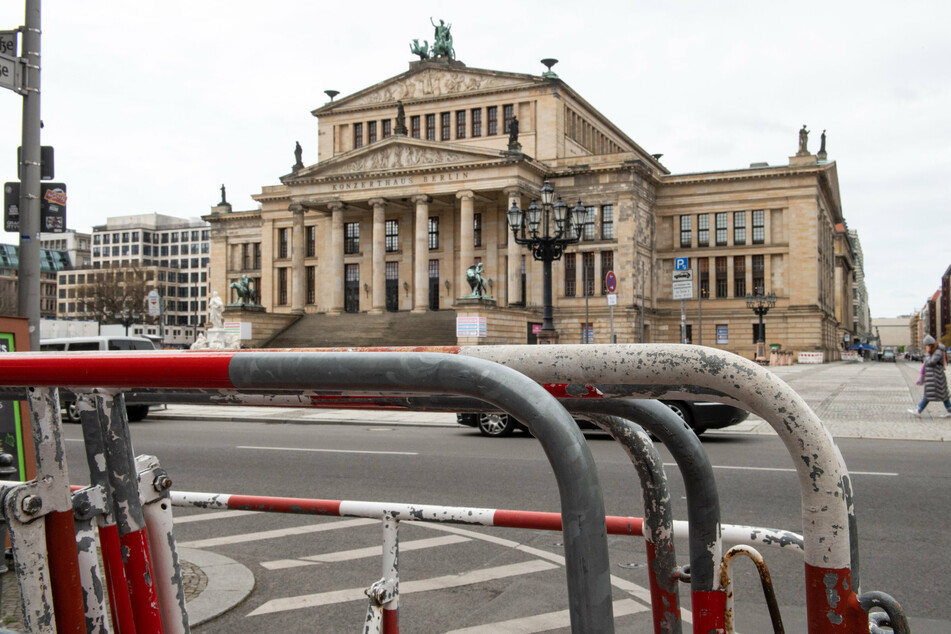 Absperrgitter stehen vor dem Konzerthaus am Gendarmenmarkt bereit.