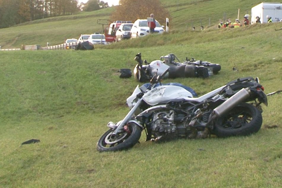 Ein Motorradfahrer ist in Bayern bei einem Zusammenstoß mit einem Wohnmobil gestorben.