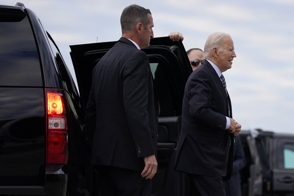 Joe Biden (80, r.), Präsident der USA, geht auf dem Luftwaffenstützpunkt Andrews in Maryland an Bord der Air Force One zu einer Reise nach Israel.