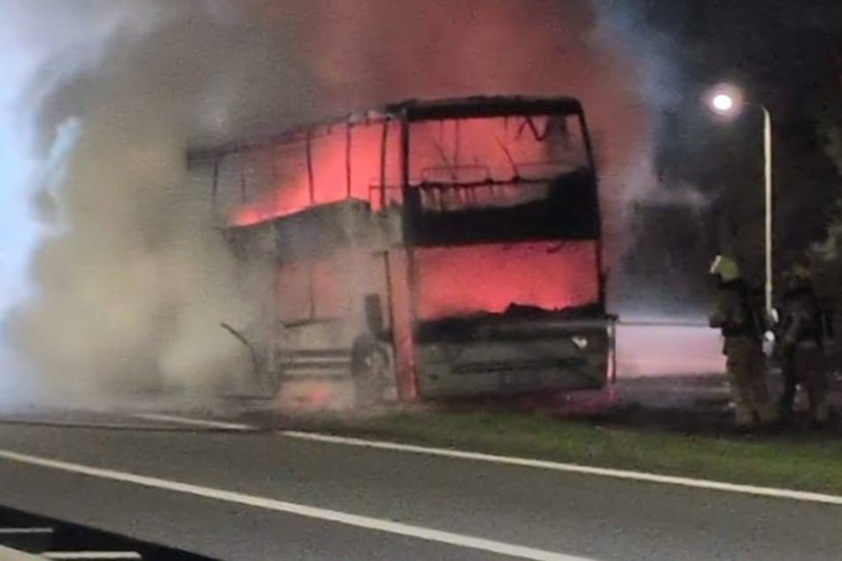 Der Reisebus war nicht mehr zu retten. Er brannte komplett aus.