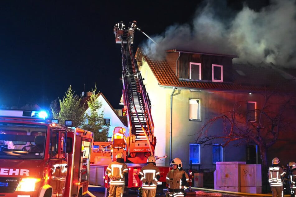 Feuerwehreinsatz in Bautzen: Dachstuhl steht plötzlich in Brand