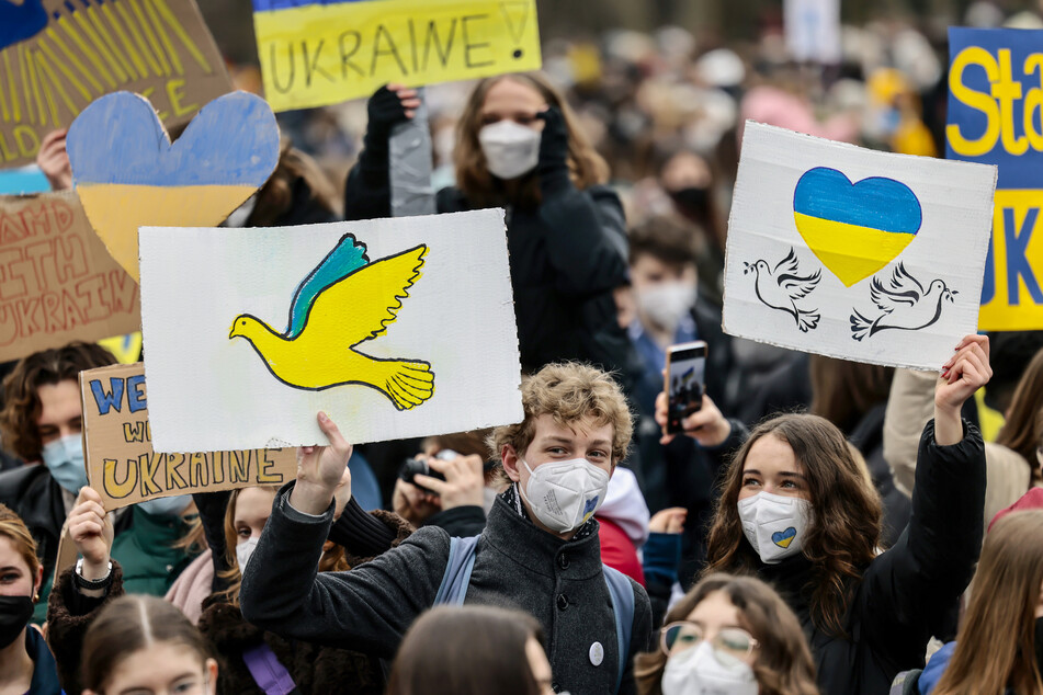 Immer wieder gehen Menschen in Berlin und anderen deutschen Städten auf die Straße, um ihre Solidarität mit der Ukraine auszudrücken. (Archivbild)