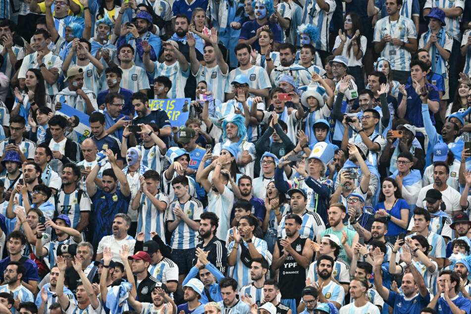 Die argentinischen Fans im Lusail-Iconic-Stadion sind bereit für den großen Auftritt ihrer Albiceleste.