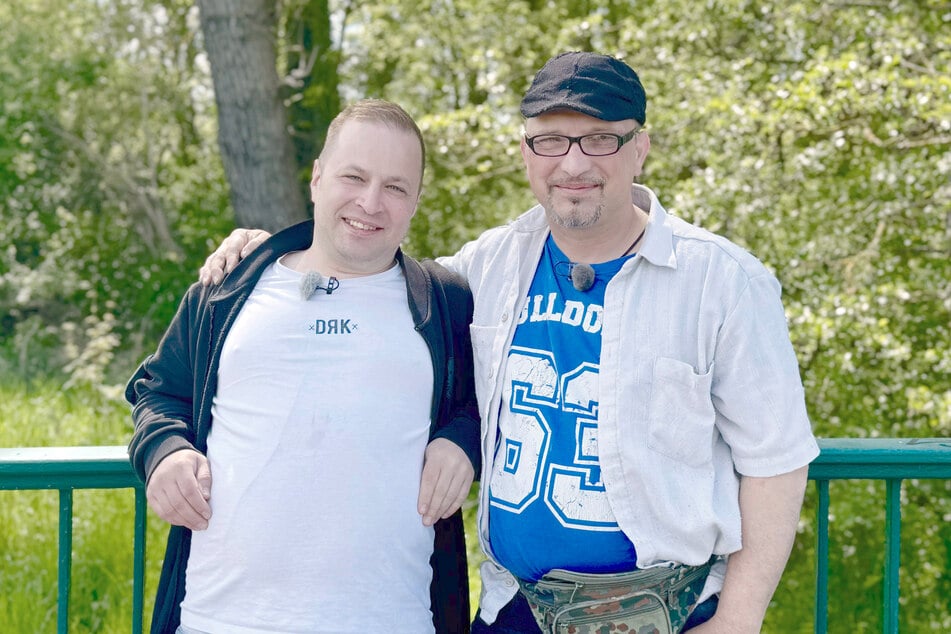 Pit (l.) hat 21 Entzüge hinter sich und wäre fast gestorben. Auch sein Kumpel Thilo hat jahrelang gegen die Sucht gekämpft.
