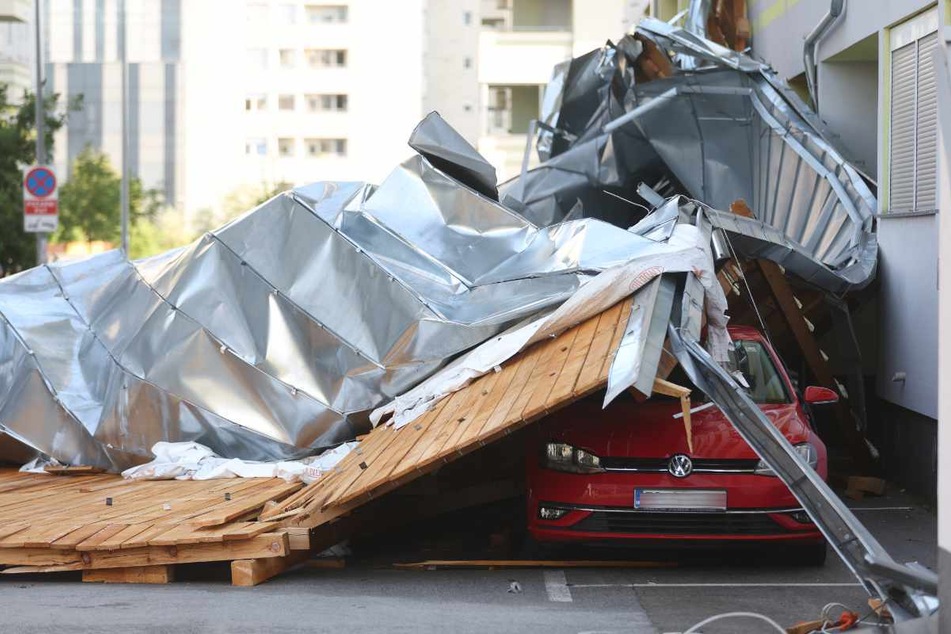 Teile eines von starken Sturmböen abgedeckten Dachs liegen auf Fahrzeugen, die auf einem Parkplatz in der kroatischen Hauptstadt Zagreb abgestellt wurden.