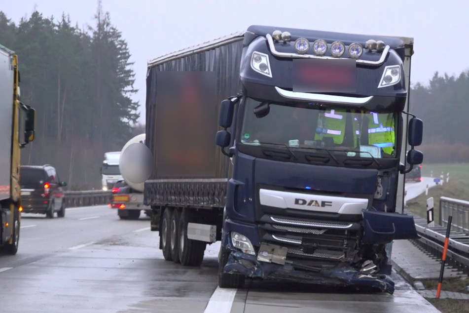 Am Dienstagmorgen ist auf der A9 ein Sattelschlepper auf die Gegenfahrbahn geraten. Es entstand ein Schaden von rund 60.000 Euro. Die Autobahn musste zeitweise gesperrt werden.