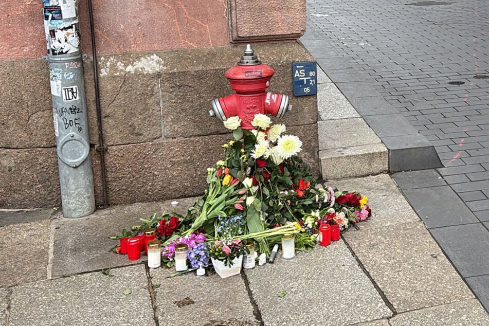 An mehreren Stellen in der Innenstadt wurden Blumen und Kerzen verteilt.