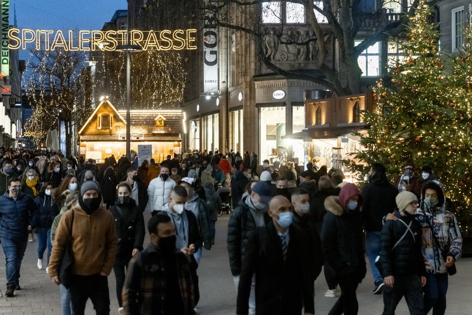 Am Sonnabend vor dem 1. Advent shoppen zahlreiche Hamburger auf der Spitalerstrasse in Hamburgs Innenstadt. (Symbolbild)