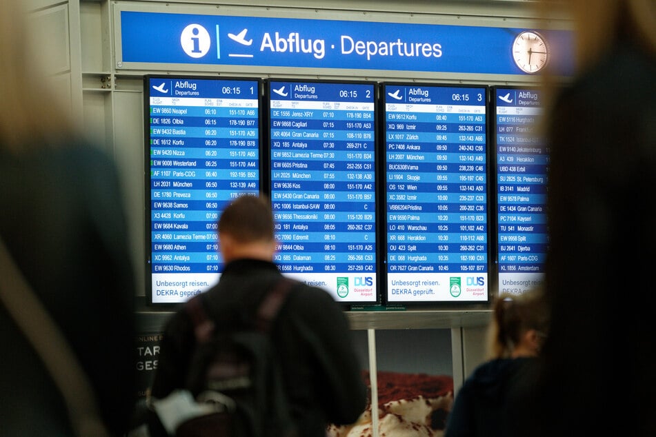 Im Flughafen Düsseldorf stellte die Polizei den 50-Jährigen dann noch ein zweites Mal, als er sich erneut ins Ausland absetzen wollte. (Symbolbild)