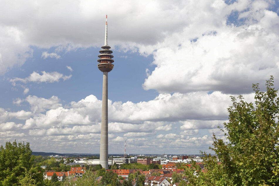 Der Funkturm in Nürnberg gilt ein Jahr nach seinem 40. Geburtstag offiziell als Denkmal. (Archiv)