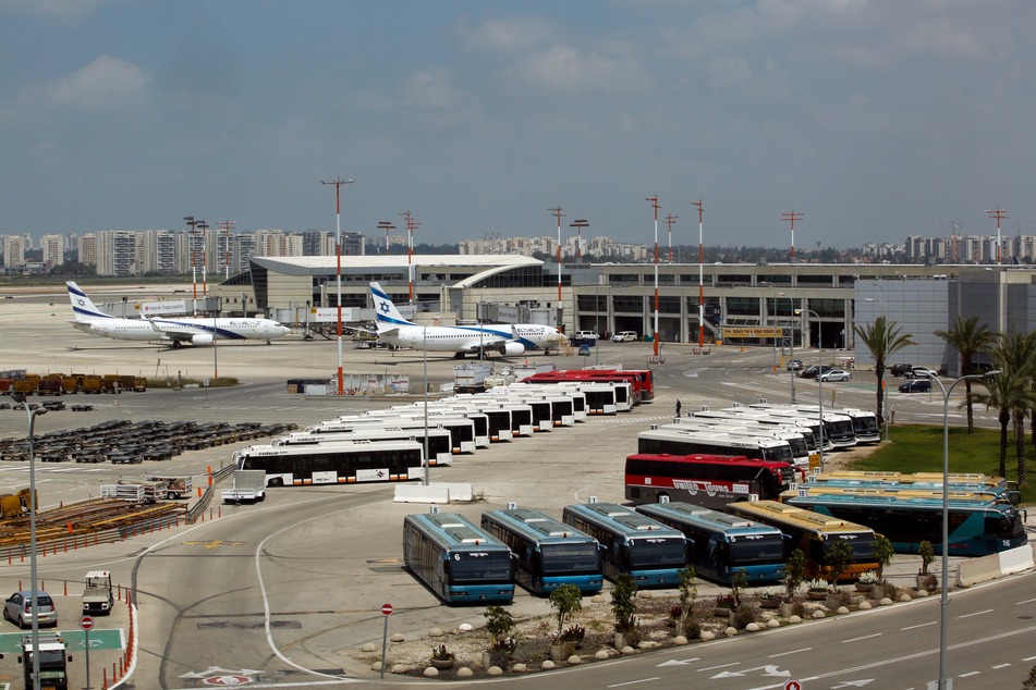 Flugzeuge und Busse stehen auf dem Feld am Airport Ben Gurion. (Archivbild)