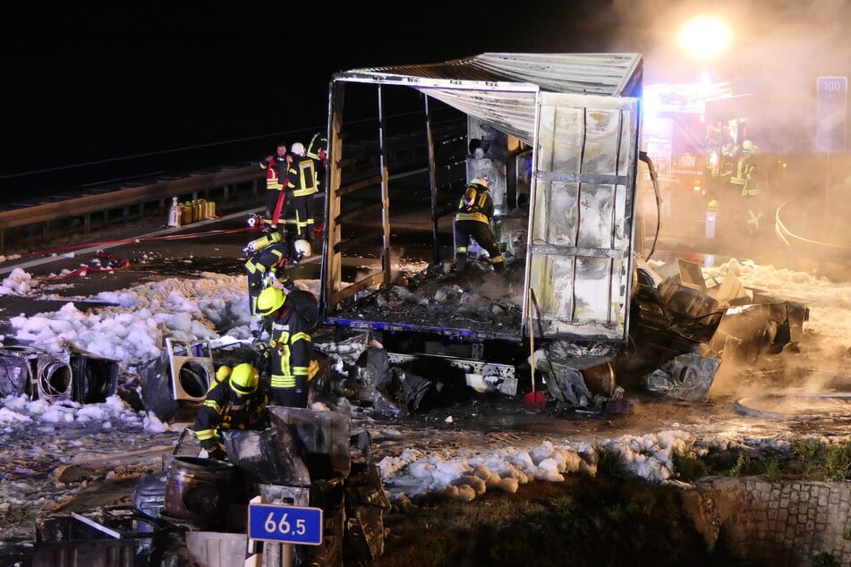 Der Lastwagenanhänger brannte komplett aus.