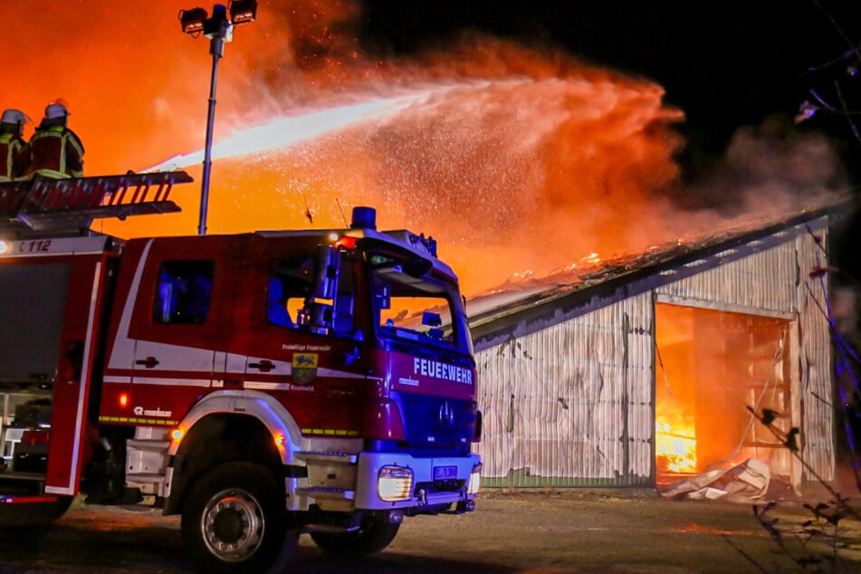 Die Feuerwehr war in der Nacht zu Sonntag auf einem landwirtschaftlichen Betrieb in Nordhackstedt im Einsatz.