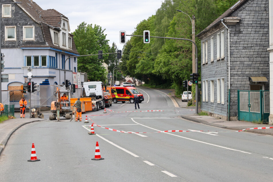Die Feuerwehr hat die Kreuzung an der Düsseldorfer Straße gesperrt.