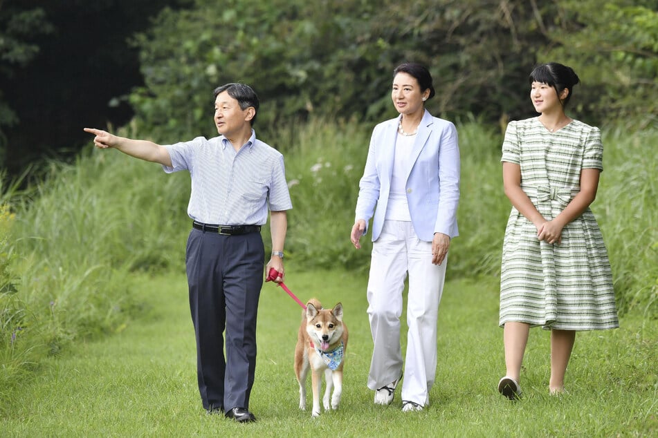 Der japanische Kaiser Naruhito (l-r), Kaiserin Masako und ihre Tochter Prinzessin Aiko während eines Sommerurlaubs. Die 18-Jährige wird in Zukunft nicht auf dem Thron sitzen.