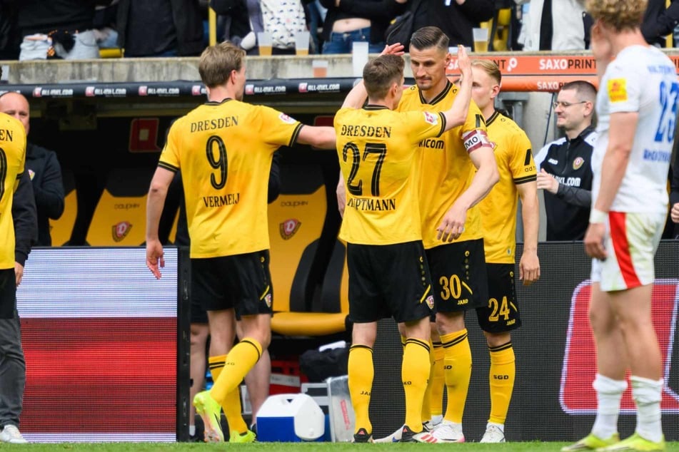 Die letzte Auswechslung der Saison war für Niklas Hauptmann (M.) eine ganz besondere. Doch an sich kannte er das Gefühl bereits bestens.