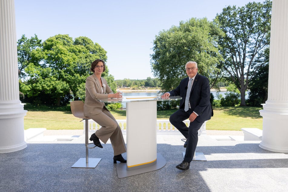 Moderatorin Diana Zimmermann (55) mit Bundespräsident Frank-Walter Steinmeier (70) in der Villa Hammerschmidt in Bonn.