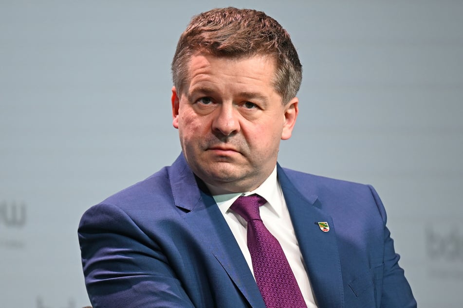 Sachsen-Anhalts Ministerpräsident Sven Schulze (46, CDU) will Krankenkosten für Bürgergeldempfänger künftig aus dem Bundeshaushalt zahlen.