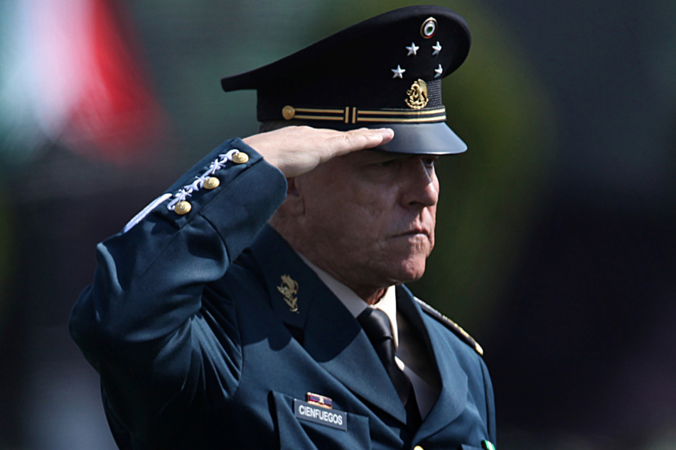 2016, Mexiko-Stadt: Salvador Cienfuegos Zepeda, damaliger Verteidigungsminister von Mexiko, salutiert vor Soldaten in einem Militärlager.