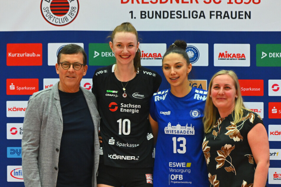 Nach der Partie wurden Lara Berger (22, 2.v.l.) und Wiesbadens Milana Bozic (23, 3.v.l.) als beste Spielerinnen ausgezeichnet.