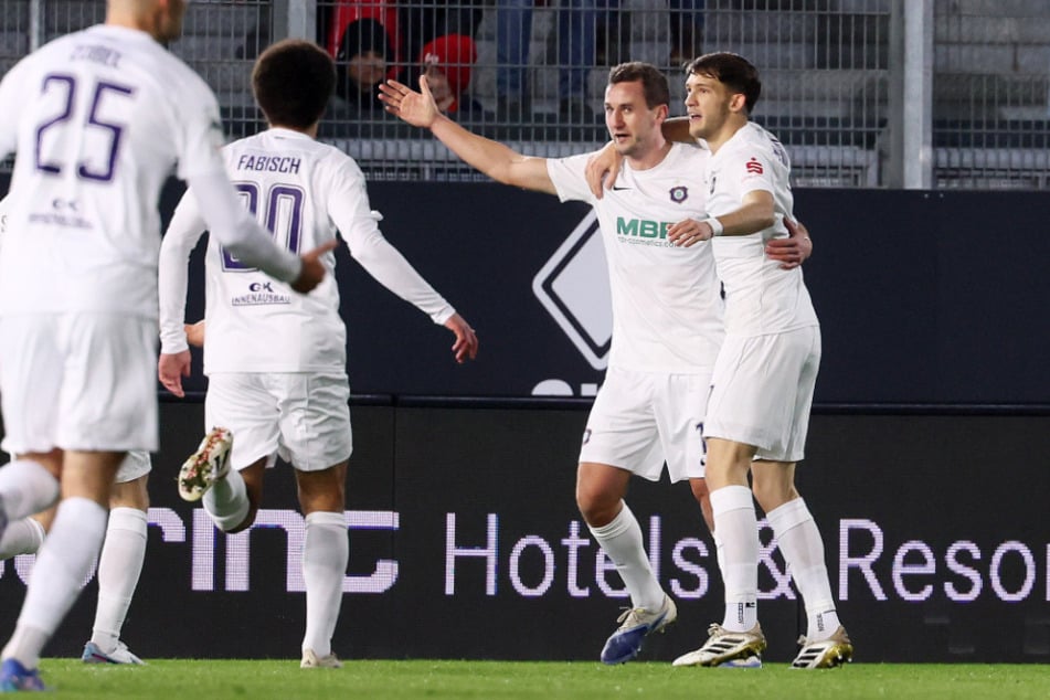 Das anfängliche Führungstor für Aue war zeitgleich ein Befreiungsschuss von Julian Günther-Schmidt (2.v.r.).