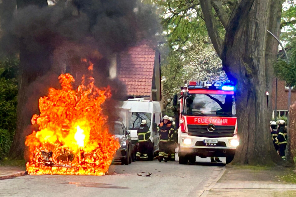 In Hamburg-Wellingsbüttel stand ein BMW am heutigen Montag lichterloh in Flammen. Die Feuerwehr löschte den Brand, verletzt wurde niemand.