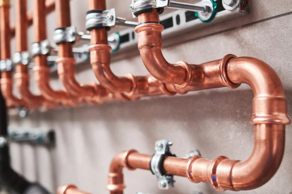 Die Diebe demontierten mehrere Rohre. (Symbolbild)