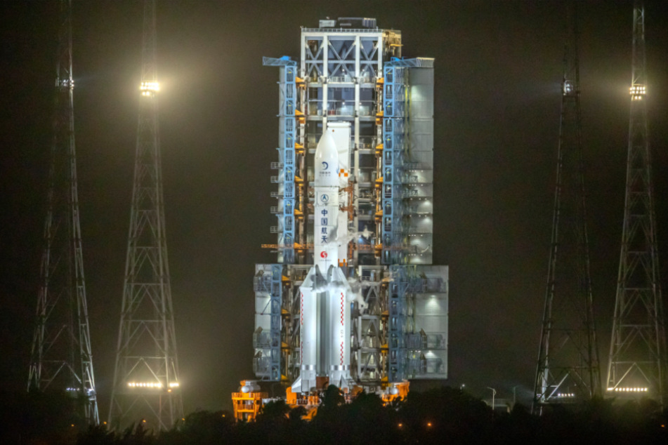 Die chinesische Mondmission flog mit einer Rakete vom Typ "Langer Marsch 5" ins Weltall.