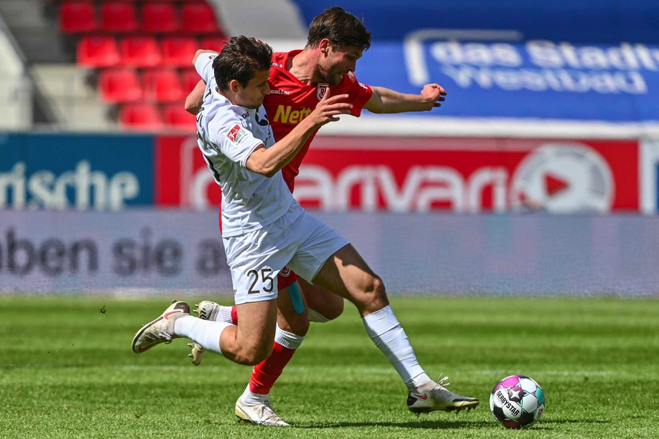 Beim letzten Duell hatte der FC St. Pauli, wie hier Adam Dzwigala (25, vorne) gegen den SSV Jahn Regensburg das Nachsehen.