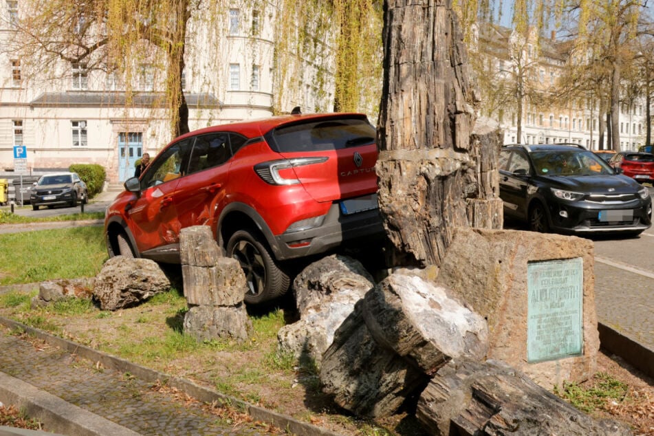 Durch den Unfall entstand ein hoher Schaden am Renault sowie am Denkmal.