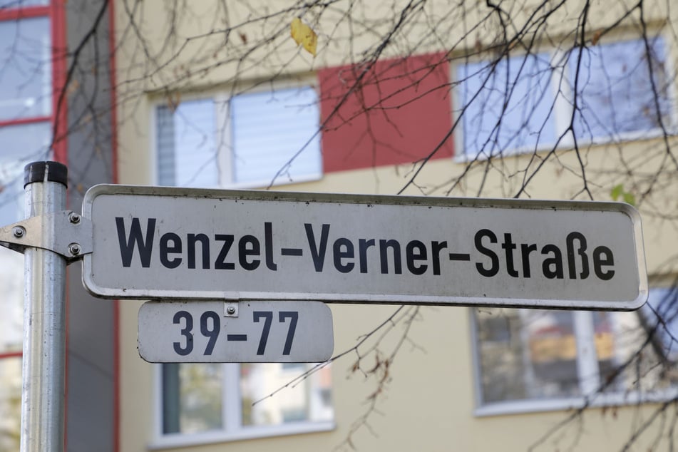 Die Polizei entdeckte einen polizeibekannten Mann (40) in der Wenzel-Verner-Straße. In seiner Wohnung fanden die Beamten zahlreiche Drogen.