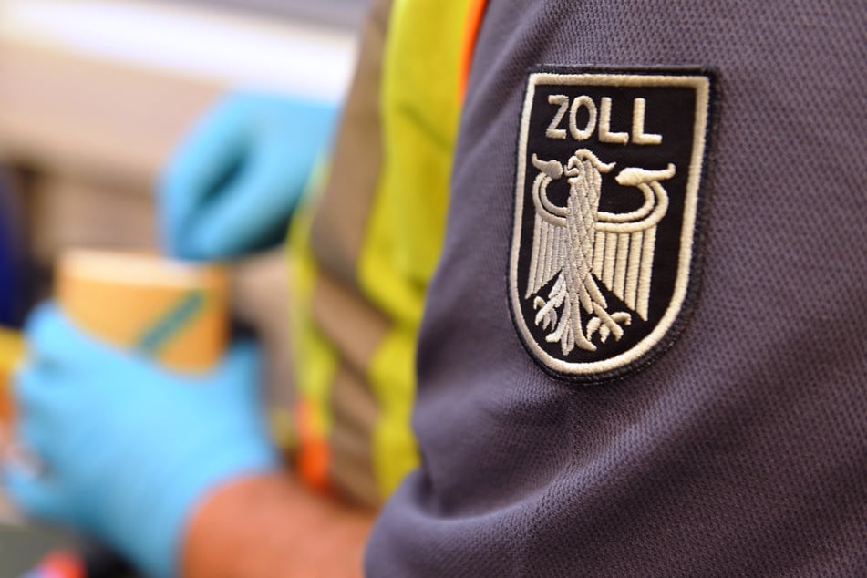 Insgesamt stellten die Zollbeamten Drogen mit einem Straßenverkaufswert von rund 950.000 Euro sicher. (Symbolbild)