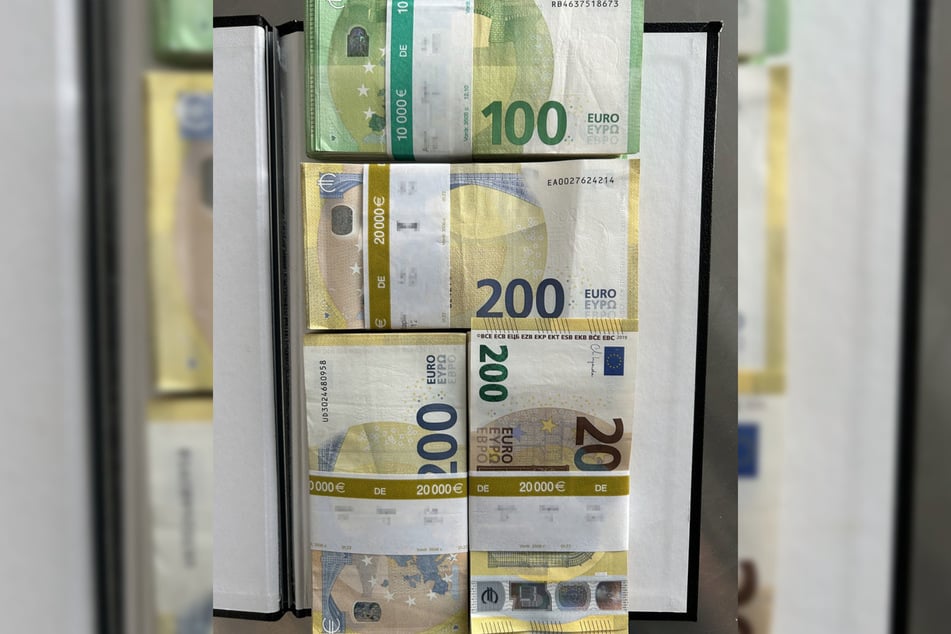 Die 200- und 100-Euro-Scheine befanden sich in einem präparierten Notizbuch.
