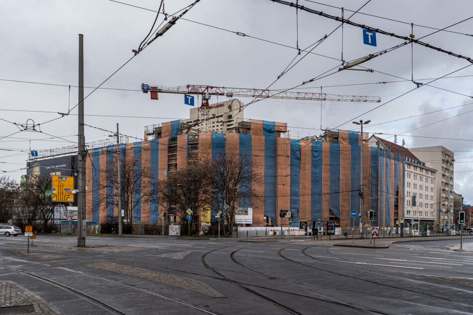 Seit mehr als zwei Jahren ist das frühere Hotel "Astoria" in Leipzig eingerüstet, doch seit über einem Jahr passiert auf der Baustelle nichts mehr. (Archivbild)