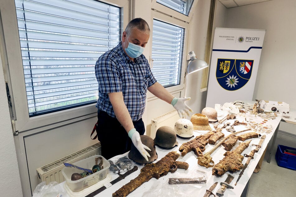 Kriminalhauptmeister Andreas Matthai zeigt Waffen und andere Gegenstände, die bei sogenannten Sondengängern beschlagnahmt wurden. Bei Durchsuchungsmaßnahmen der Polizei wurden über 100 Gegenstände sichergestellt.