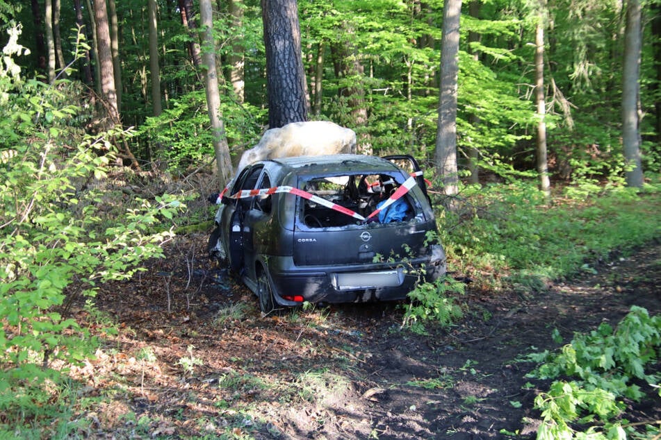 Der Opel brannte komplett aus.