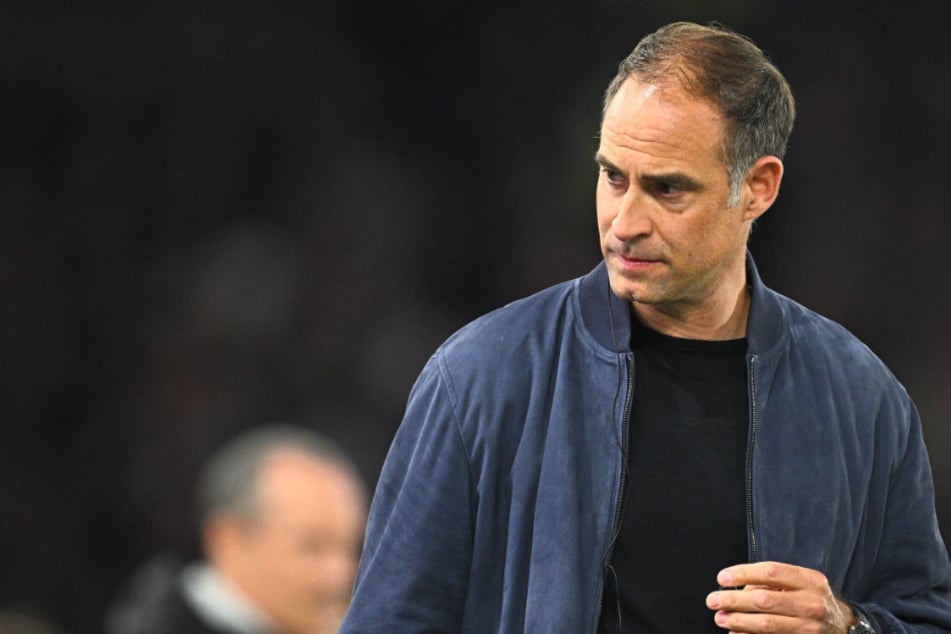 Um die RB-Spieler auf die kommenden neun Bundesliga-Spiele und den Kampf um die Champions League einzuschwören, hat Red-Bull-Aufsichtsratschef der Mannschaft am Samstag einen Besuch abgestattet.