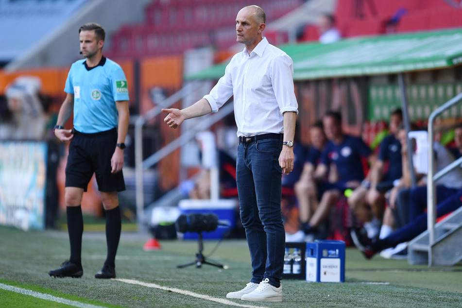Heiko Herrlich (48) ist seit März 2020 Cheftrainer beim FC Augsburg. (Archivbild)
