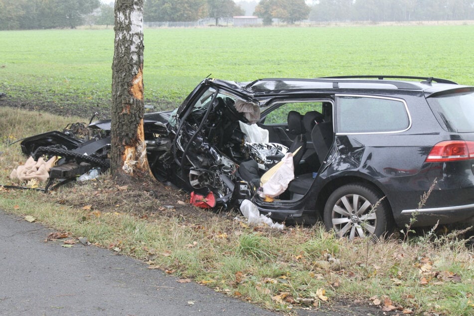 Der VW war von der Fahrbahn abgekommen und gegen einen Baum gekracht. Der Fahrer erlitt schwere Verletzungen.