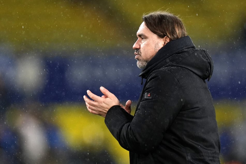 Vor allem Aufsteiger Leeds mit dem deutschen Trainer Daniel Farke (49) habe großes Interesse am Mittelstürmer der Eintracht. Die Voraussetzung für einen Transfer sei aber der Klassenerhalt der Nordengländer.
