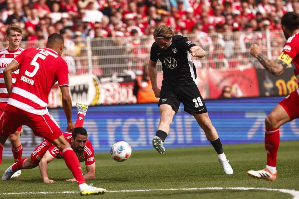 Patrick Wimmer (2.v.r.) nimmt per Außenrist Maß und jagt den Ball unhaltbar zur Wölfe-Führung in die Maschen der Berliner.