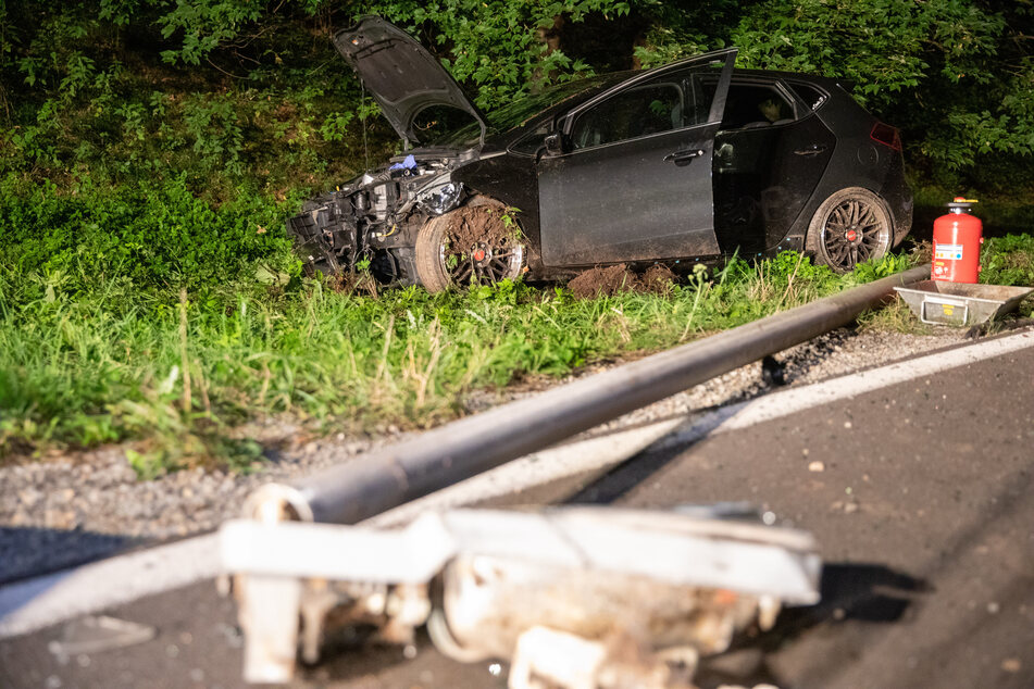 Ein 32-Jähriger hinterließ am Montagabend ein Trümmerfeld in Engenstein: Er kam von der Straße ab und fuhr drei Laternen um.