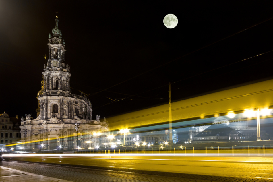 Der Vorfall ereignete sich bei Nacht in einer Dresdner Straßenbahn. (Symbolbild)
